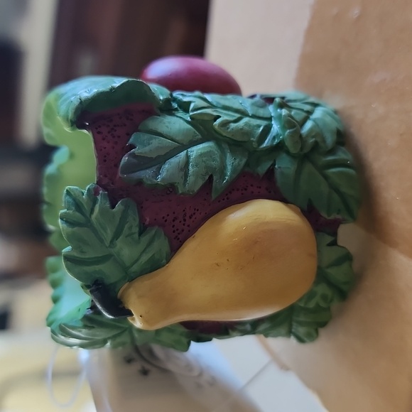 8 raised fruit style Napkins ring set - Picture 4 of 5